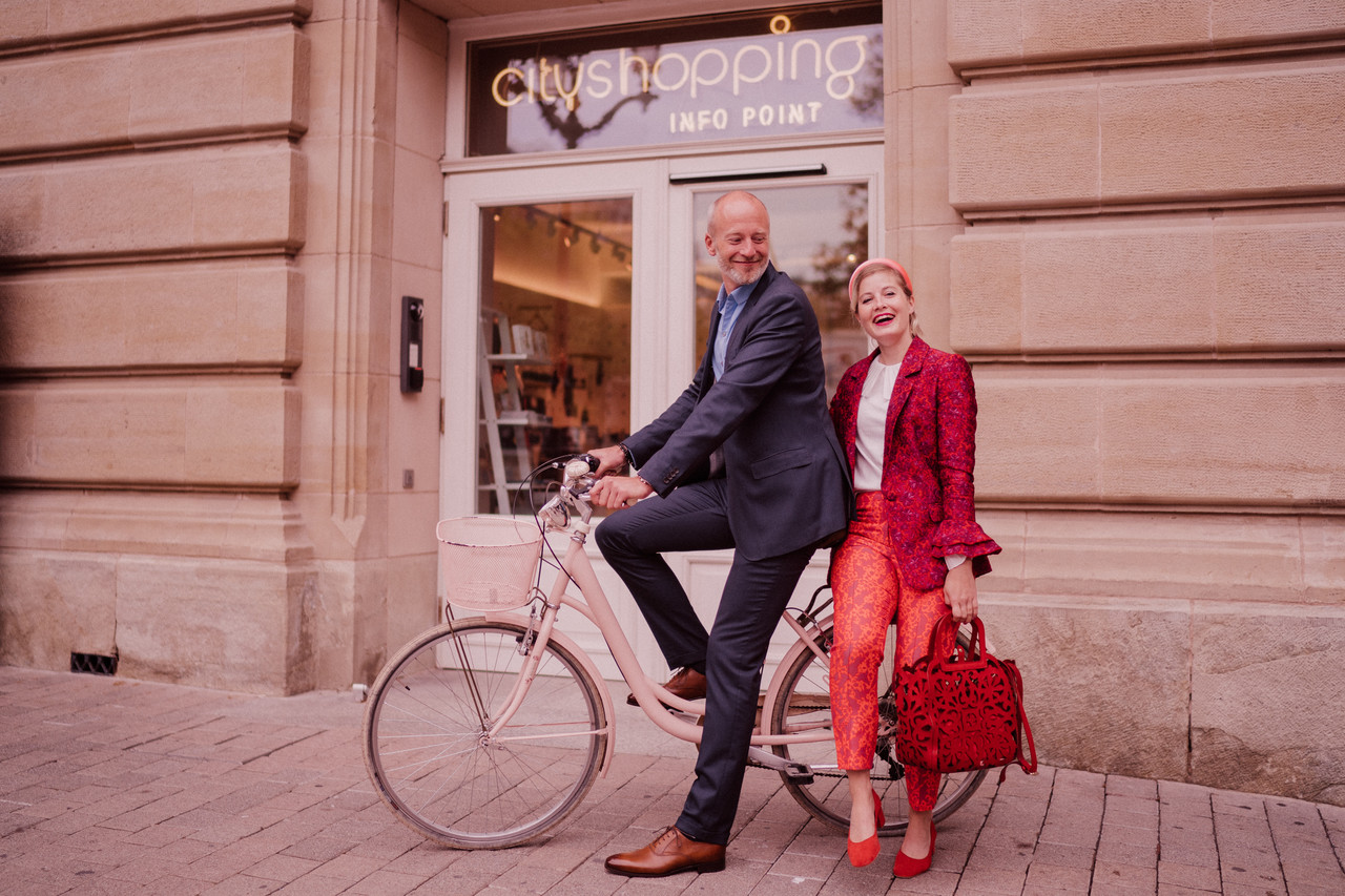 Jeune femme et homme sur un vélo