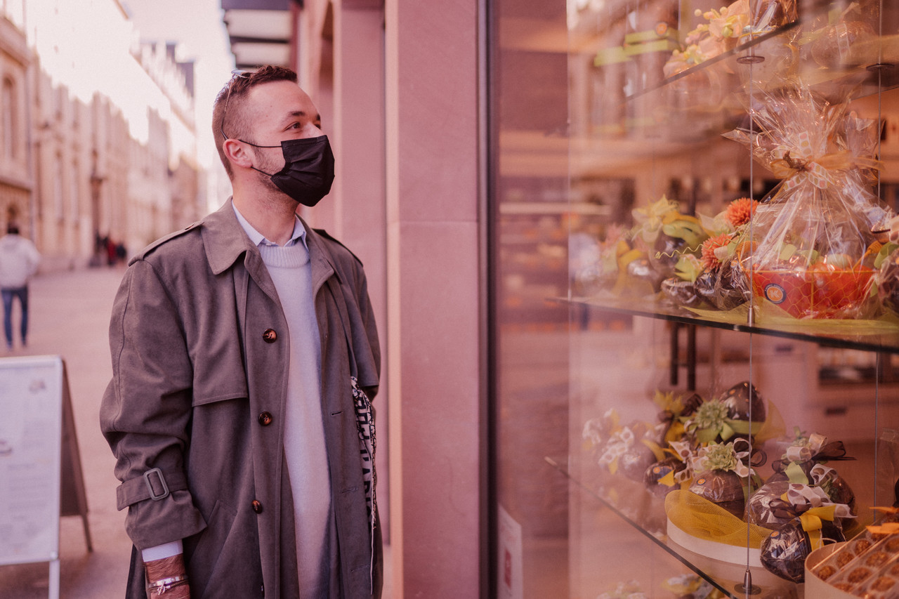 Un homme regardant une vitrine 