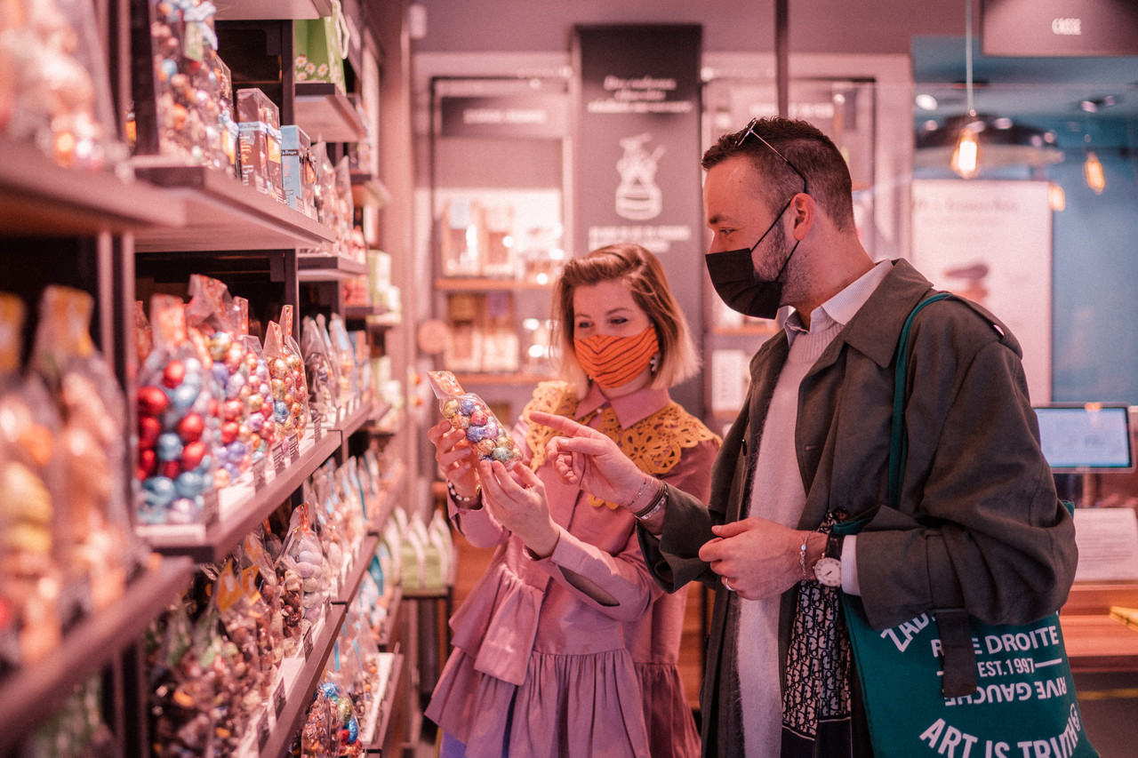 Deux amis dans un magasin de chocolat