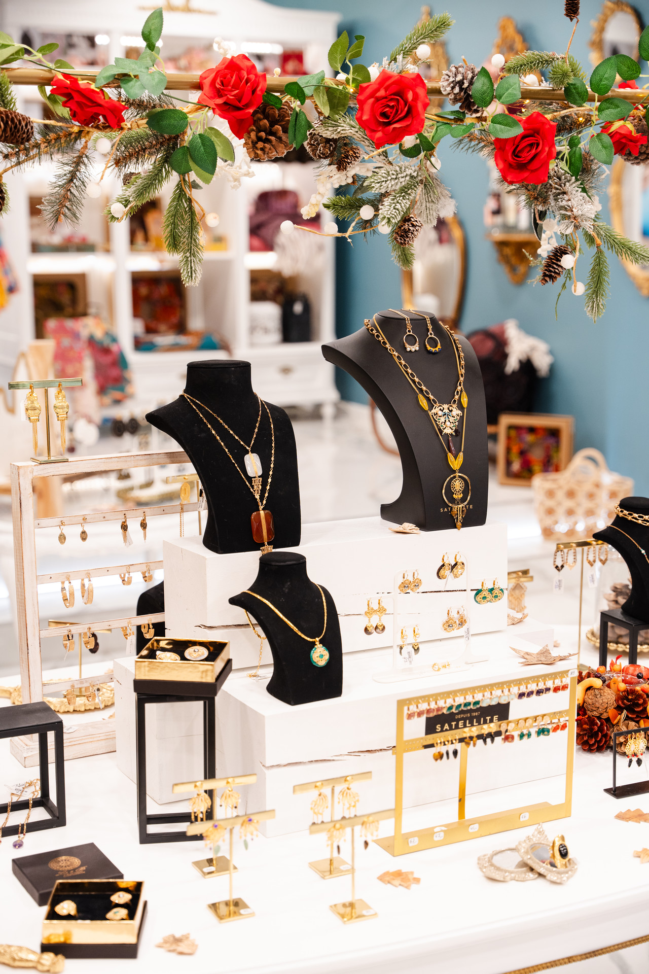 Photo des présentoirs avec des bijoux