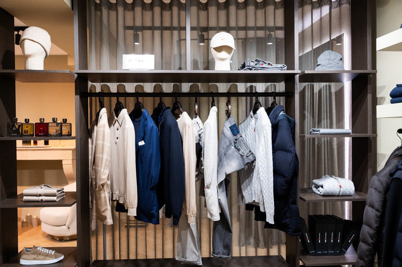 Photo d'une boutique de vêtements pour hommes