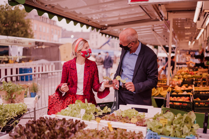 Une jeune femme et homme au marché