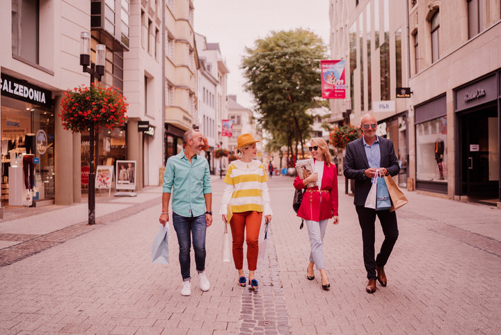 Un groupe d'amis dans la Grand-rue