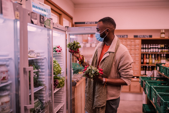 Un jeune homme faisant les courses