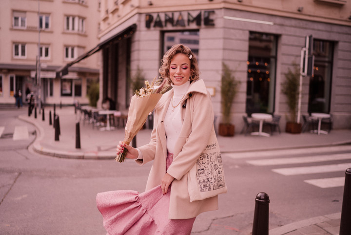 Une jeune femme avec un bouquet de fleurs 