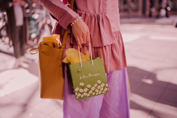 Une fille avec un sac shopping
