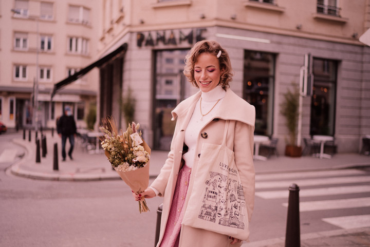 Une jeune fille faisant du shopping